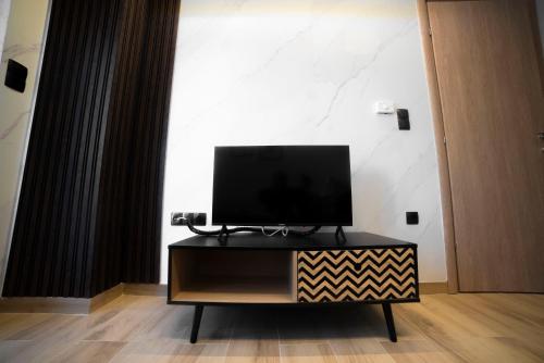 een tv op een tafel in een kamer bij Coloris Rubrum room in Thessaloniki