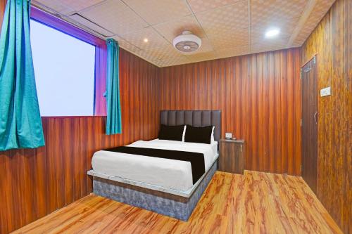 Ένα ή περισσότερα κρεβάτια σε δωμάτιο στο FabExpress Arya Inn