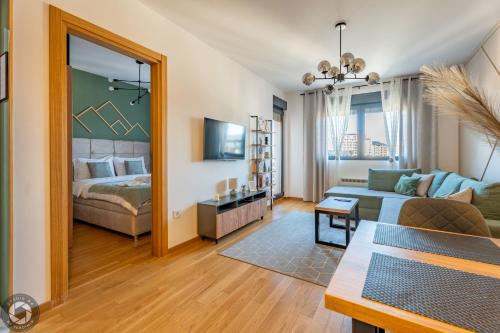 ズラティボールにあるApartment 5A bed & breakfast Zlatiborのソファとベッドのあるリビングルーム