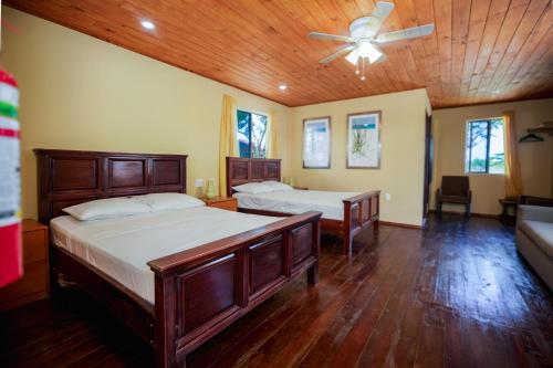 Ένα ή περισσότερα κρεβάτια σε δωμάτιο στο Cahal Pech Cabins