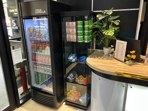 Un refrigerador lleno de muchas bebidas al lado de un mostrador. en Hotel Richland LES, en Nueva York