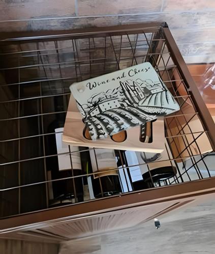 a display case with shoes on a shelf at Cabana Zé da Lapinha - Passarela in Santana do Riacho