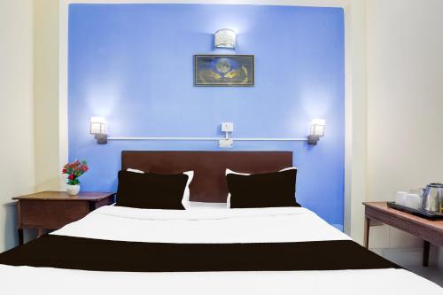 a bedroom with a blue wall and a bed at Hotel O Green Park Residency 2 in New Delhi
