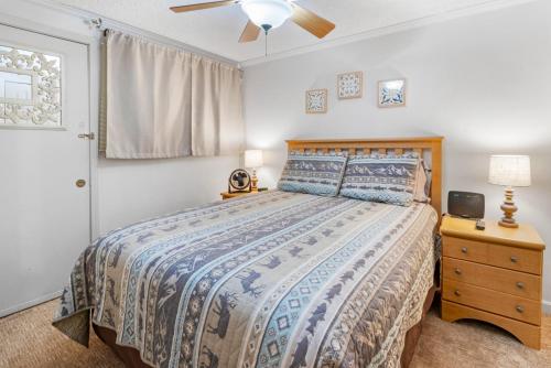 Postel nebo postele na pokoji v ubytování ML178 2BR 2BA Mountain View WiFi Ski In Ski Out