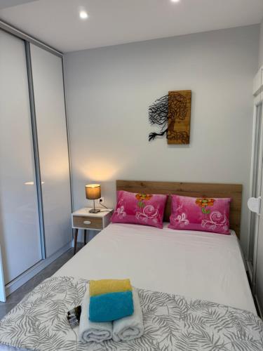 Ένα ή περισσότερα κρεβάτια σε δωμάτιο στο KM56 luxury apartments