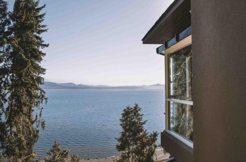 a view of the water from a house at La Cascada Casa Patagónica by DON in San Carlos de Bariloche