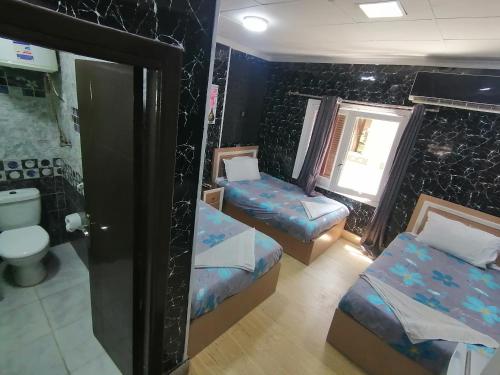 Een bed of bedden in een kamer bij Cairo Hotel فندق القاهرة