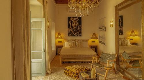 een slaapkamer met 2 bedden en een kroonluchter bij Riad Dar Ben Slimane in Marrakesh