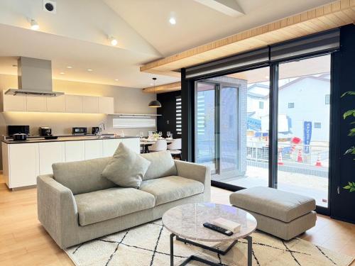 TakemiyaにあるKumamoto Higashi-ku - House - Vacation STAY 18937のソファとテーブルのあるリビングルーム