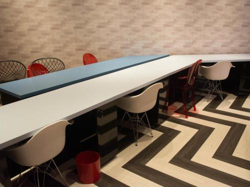 a conference room with a long table and chairs at ibis Sorocaba in Sorocaba