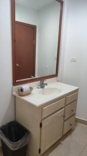 Bilik mandi di Hotel los coloniales de reynosa