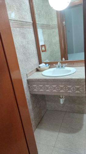 Bilik mandi di Hotel los coloniales de reynosa