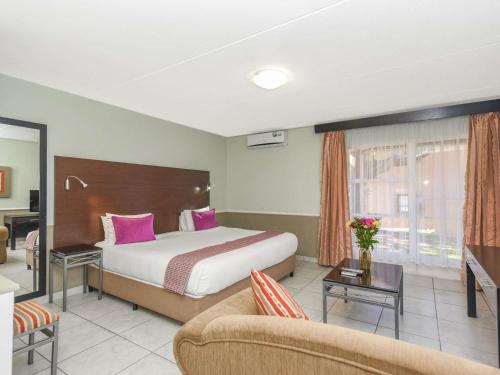 Katil atau katil-katil dalam bilik di Mercure Hotel Nelspruit