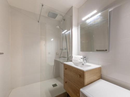 Appartement tout équipé avec balcon et garage, à 10min des commerces, navette gratuite.