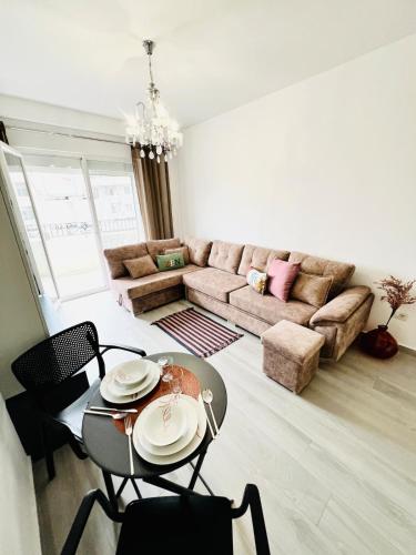 uma sala de estar com uma mesa e um sofá em Three above Sea apartment em Golem