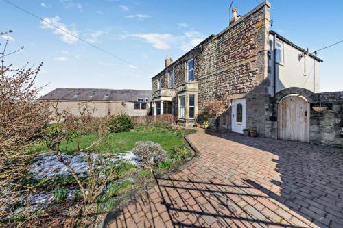 una antigua casa de ladrillo con entrada de ladrillo en Idlewyld - Amble, en Amble