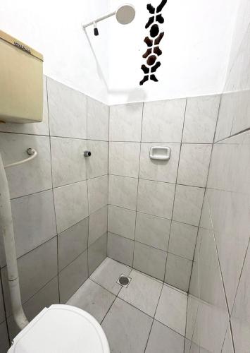 un bagno con doccia e WC di Quarto no centro 310 a Manaus