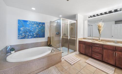 een grote badkamer met een bad en een douche bij Laketown Wharf 1134 in Panama City Beach