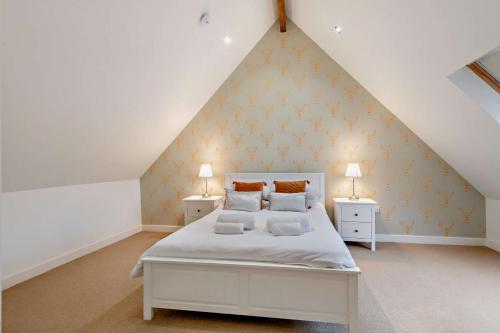 Postel nebo postele na pokoji v ubytování The Old Lavender Barn