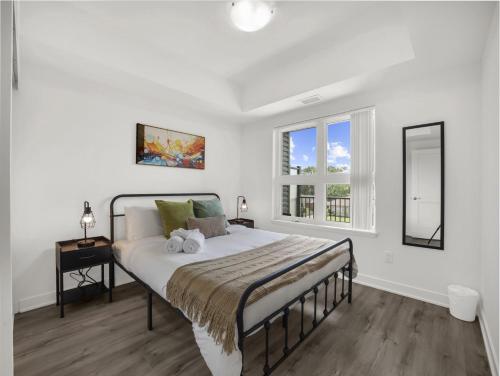 Katil atau katil-katil dalam bilik di Stylish 1BR Condo in Prime Location with Parking and Wi Fi