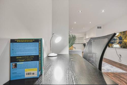 Imagen de la galería de Chic and Bright 1BR Apt with Free Wifi and Parking, en Whitby