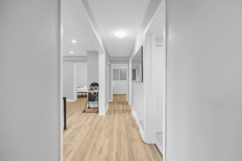 Galeriebild der Unterkunft Stylish 3 BR Apt with Free Parking, Wifi and Patio in Whitby