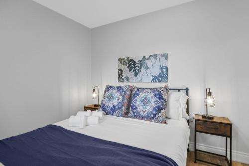 Ein Bett oder Betten in einem Zimmer der Unterkunft Stylish 3 BR Apt with Free Parking, Wifi and Patio