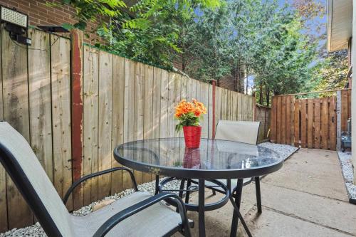 Ein Patio oder anderer Außenbereich in der Unterkunft Stylish 3 BR Apt with Free Parking, Wifi and Patio