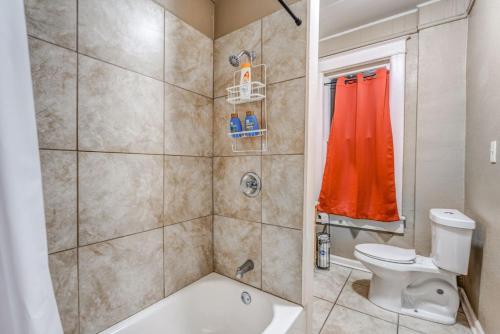 un bagno con vasca, WC e doccia di Urban Comfort Nook - Walk to Overton Park a Memphis