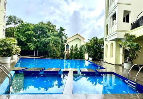 La pileta dentro o cerca de The Greendoor Apt - Floresta (Siolim)