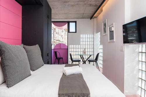 Ένα ή περισσότερα κρεβάτια σε δωμάτιο στο Cozy Studio with Lions Head Views