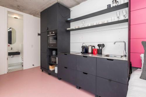 Η κουζίνα ή μικρή κουζίνα στο Cozy Studio with Lions Head Views