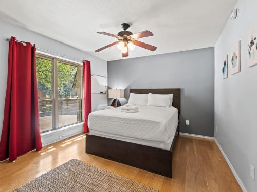 Postel nebo postele na pokoji v ubytování Spacious Preston Hollow Condo
