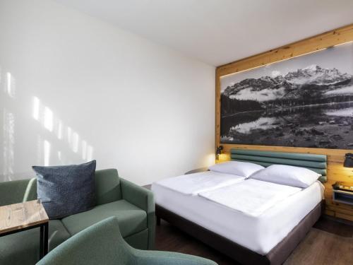 Postel nebo postele na pokoji v ubytování Mercure Hotel Garmisch Partenkirchen