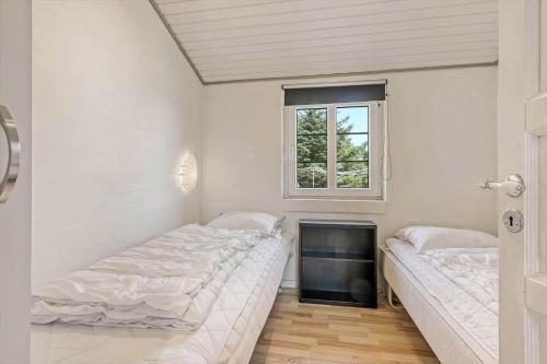 Postel nebo postele na pokoji v ubytování 20897-Ulfborg-Sortebaervej-5