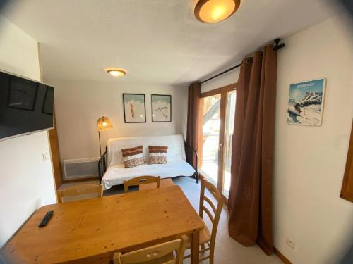 a small room with a table and a bed at Les Chalets De Superd Gentiane - APPARTEMENT 6 PERSONNES EXPO SUD BALCON MAE-8654 in Le Dévoluy