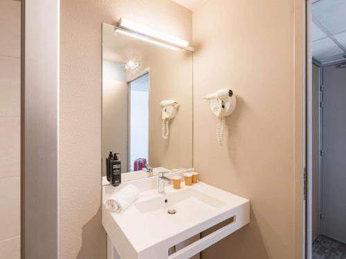 a bathroom with a sink and a mirror at ibis Styles Aix les Bains Domaine de Marlioz in Aix-les-Bains