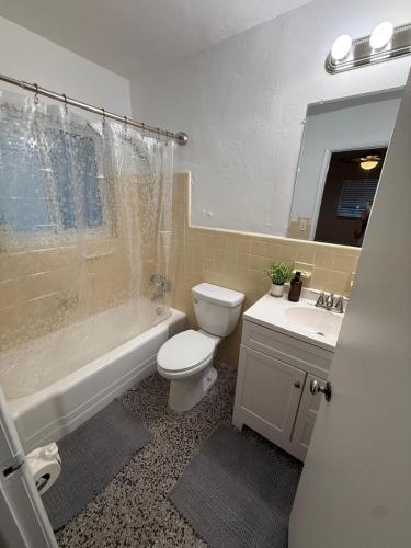 Un baño de Renew Apart - Our Home Pompano