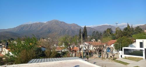 Una vista de una ciudad con montañas al fondo. en Tu Lugar en Capilla Del Monte, en Capilla del Monte