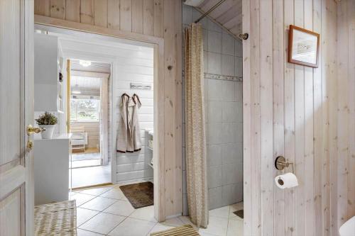 Koupelna v ubytování BL1121-Saltum-Daadyrvej-7