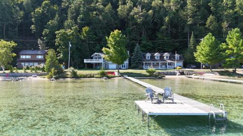 Un muelle en un lago con dos sillas encima. en Trader Scott's - Lakefront And Gorgeous!, en Frankfort