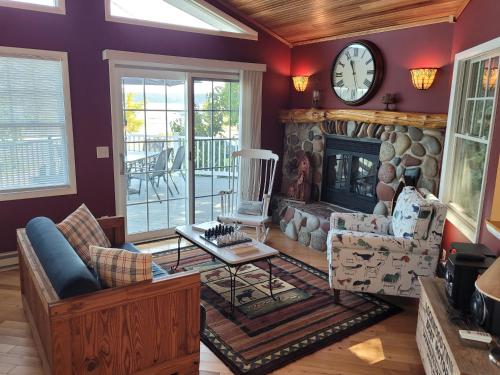 Zona de estar de Trader Scott's - Lakefront And Gorgeous!