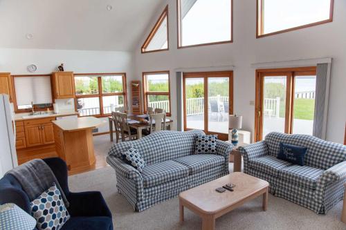 Χώρος καθιστικού στο Katies Cottage Lakefront Stay with Hot Tub and Kayaks