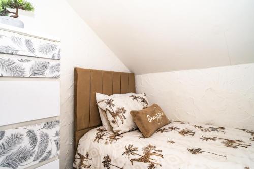 a small bedroom with a bed with a pillow at Sage House (Town-Centre Flat) in Allington