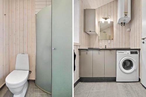 a bathroom with a toilet and a washing machine at SJ308-Sjolund-Gl-Strandvej-29 in Binderup Strand