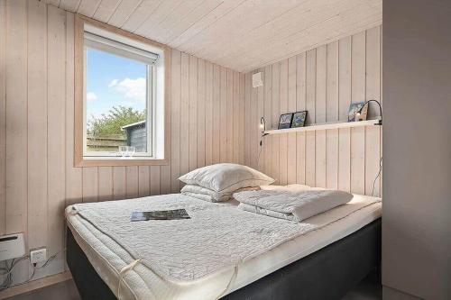a large bed in a room with a window at SJ308-Sjolund-Gl-Strandvej-29 in Binderup Strand