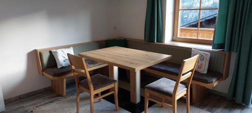 a table and chairs in a room with a window at Lexahaus in Liesing