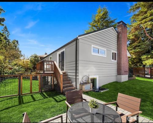 una casetta con terrazza e patio di Sunlit Ballard Home Close to Golden Garden a Seattle