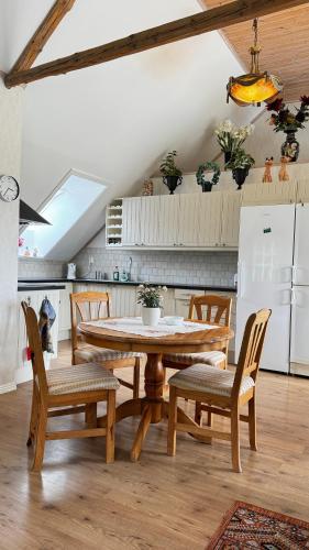 a dining room with a table and chairs in a kitchen at Viskadalens Gårdshus in Veddige
