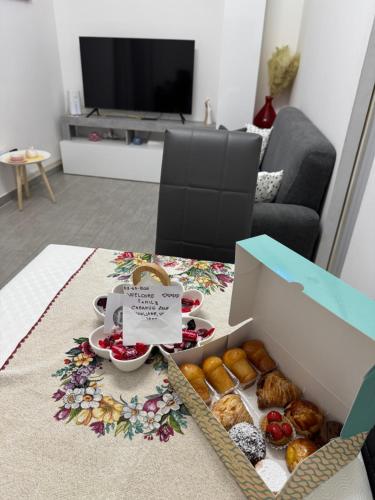 Makanan di atau berdekatan apartmen